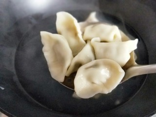 19、芹菜猪肉水饺,煮熟的水饺捞出。