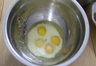 4、吃一次就会爱上的朴素小蛋糕——枣泥戚风小蛋糕,蛋黄里放入油和牛奶