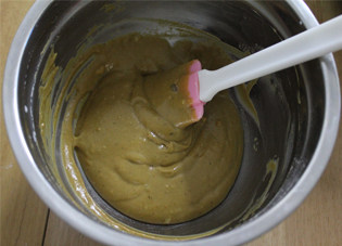 9、吃一次就会爱上的朴素小蛋糕——枣泥戚风小蛋糕,混合成均匀的面糊