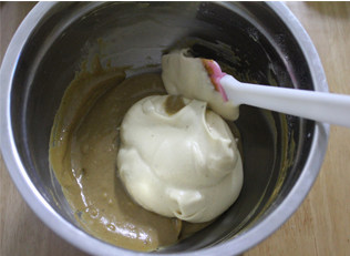 11、吃一次就会爱上的朴素小蛋糕——枣泥戚风小蛋糕,把三分之一的蛋白霜放入蛋黄面糊中，混合均匀