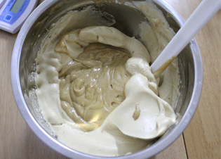 12、吃一次就会爱上的朴素小蛋糕——枣泥戚风小蛋糕,再把混合好的面糊，倒入剩下的蛋白中