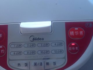 1、简易寿司,煮米饭,放凉。备用!