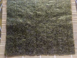 3、简易寿司,寿司模具展开,放上紫菜。