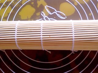 7、简易寿司,用模具卷紧。