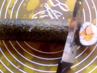 9、简易寿司,切块,大概一指左右。