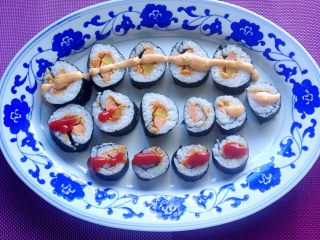 10、简易寿司,摆在盘子上,淋上酱,完成!