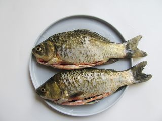 3、想补钙就喝鲫鱼豆腐汤,鲫鱼杀后处理清洗干净、肚里面黑膜一定要去除