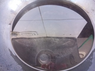 1、东北菜～家常排骨炖豆角,先把锅里倒上水