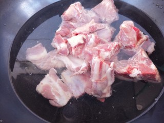 2、东北菜～家常排骨炖豆角,把排骨放进去焯水