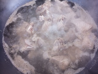 3、东北菜～家常排骨炖豆角,大火煮开