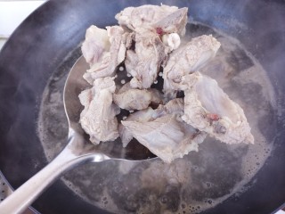 4、东北菜～家常排骨炖豆角,煮至排骨变色，即可捞出