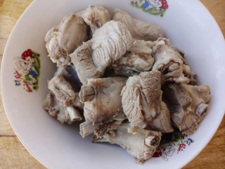 5、东北菜～家常排骨炖豆角,然后盛盘中