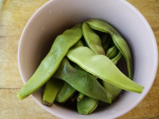 6、东北菜～家常排骨炖豆角,豆角洗干净，太长的掰两半