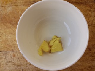 8、东北菜～家常排骨炖豆角,切几片姜