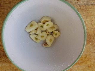 9、东北菜～家常排骨炖豆角,切蒜片