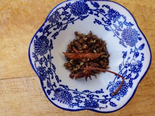 10、东北菜～家常排骨炖豆角,准备花椒和八角