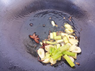 12、东北菜～家常排骨炖豆角,把葱姜蒜还有花椒八角爆香