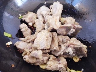 14、东北菜～家常排骨炖豆角,翻炒一分钟