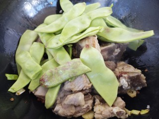 15、东北菜～家常排骨炖豆角,加入豆角