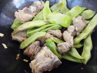 16、东北菜～家常排骨炖豆角,继续翻炒一分钟