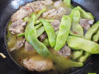 17、东北菜～家常排骨炖豆角,然后加入适量的温水