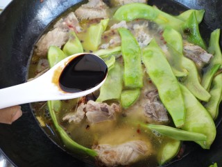18、东北菜～家常排骨炖豆角,加一勺老抽