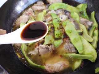 19、东北菜～家常排骨炖豆角,一勺生抽