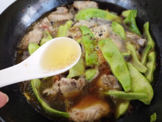 20、东北菜～家常排骨炖豆角,一勺料酒