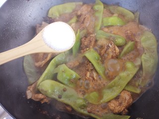 22、东北菜～家常排骨炖豆角,快熟的时候加一勺盐