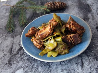 24、东北菜～家常排骨炖豆角,盛出来吃吧，味道棒棒哒！