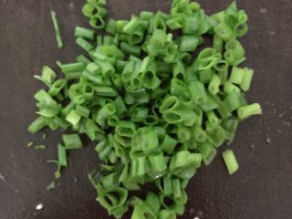 2、蘑菇蛋花汤,葱花备用