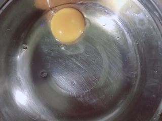 3、蘑菇蛋花汤,碗里打一颗鸡蛋