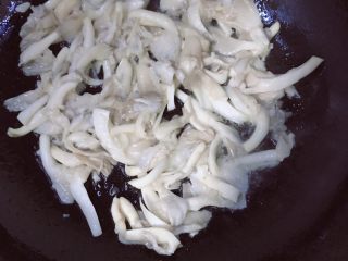 7、蘑菇蛋花汤,炒出水分