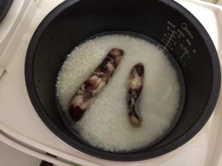 2、朴素的美味➕西葫芦木耳炒香肠,香肠洗干净，煮米饭时一起放进电饭锅，米饭焖好香肠也蒸就好了，大家也可以单独用蒸锅蒸香肠。香肠其实不蒸直接炒也可以，阿晨觉得先蒸过再炒更好吃。