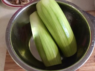 5、朴素的美味➕西葫芦木耳炒香肠,西葫芦削皮清洗