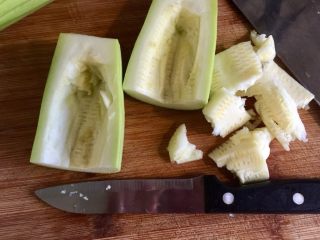 6、朴素的美味➕西葫芦木耳炒香肠,西葫芦纵切，挖去瓜瓤瓜子，其实比较嫩的西葫芦的瓤也可以吃，只是阿晨妈妈习惯去掉，我也这样做了