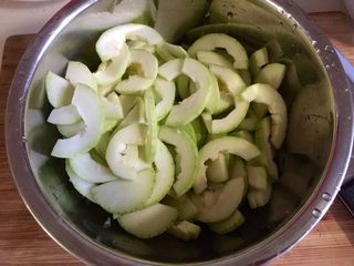 7、朴素的美味➕西葫芦木耳炒香肠,西葫芦切两毫米左右的薄片