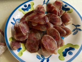 9、朴素的美味➕西葫芦木耳炒香肠,香肠切薄片。窦婆婆做的香肠真心好好吃????