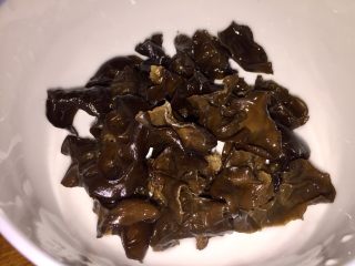 11、朴素的美味➕西葫芦木耳炒香肠,木耳撕成小块备用