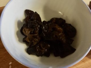 10、朴素的美味➕西葫芦木耳炒香肠,泡发好的木耳在流动水下揉搓洗净