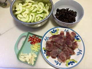 12、朴素的美味➕西葫芦木耳炒香肠,全部食材准备好