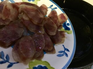 13、朴素的美味➕西葫芦木耳炒香肠,热锅后加少许食用油润锅，加入香肠片，小火煸炒出油