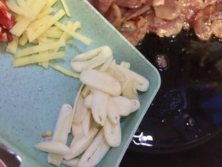 14、朴素的美味➕西葫芦木耳炒香肠,加入姜丝蒜片煸香