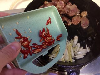 15、朴素的美味➕西葫芦木耳炒香肠,加入小米椒煸香