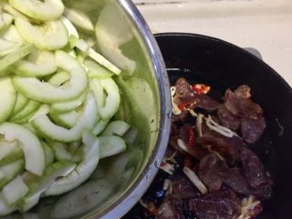 16、朴素的美味➕西葫芦木耳炒香肠,加入西葫芦翻炒一分钟