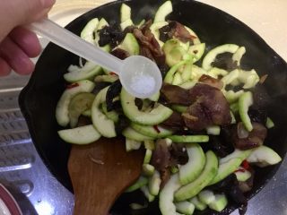 18、朴素的美味➕西葫芦木耳炒香肠,加入少许白糖翻炒均匀