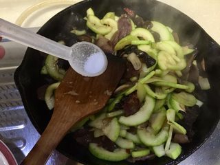 20、朴素的美味➕西葫芦木耳炒香肠,尝下咸淡，根据个人口味添加少许盐，翻炒均匀，即可