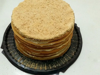 11、俄罗斯提拉米苏,把蛋糕和夹馅一层一层摞起来，最后在顶层抹上奶油霜，撒上蛋糕碎屑和碎核桃