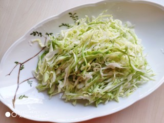 2、香辣粉丝包菜,包菜切成细丝,尽量切细一些好吃。