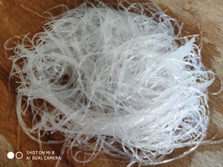 4、香辣粉丝包菜,泡软的粉丝从中间切一刀。